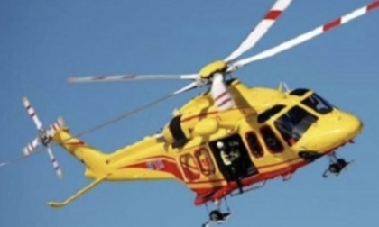 Perde il controllo del furgoncino e si schianta contro il muro di una casa