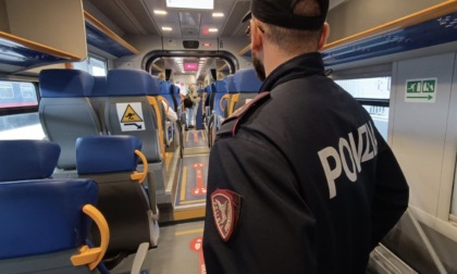 Pratica autoerotismo sul treno davanti ad una donna e ad un bimbo di 10 anni