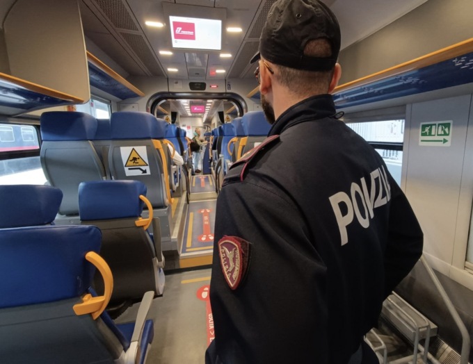 Pratica autoerotismo sul treno davanti ad una donna e ad un bimbo di 10 anni