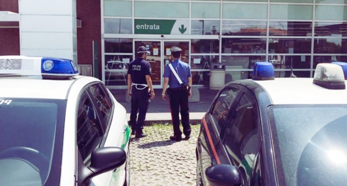 Aggredito nel parcheggio  del supermercato: calci, pugni  e un finestrino sfondato