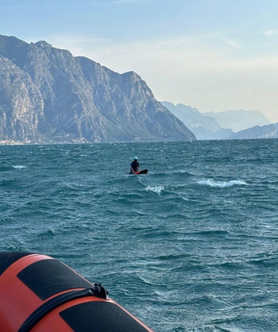 Quattordicenne in pericolo nel lago: interviene la Guardia Costiera