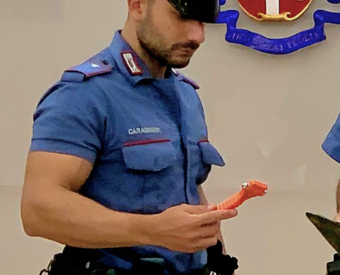 Rompe i vetri di due auto parcheggiate e ruba oggetti e vestiti: in manette un 37enne