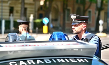 Rompe il vetro di una Land Rover per rubare oggetti di valore: denunciato un 46enne