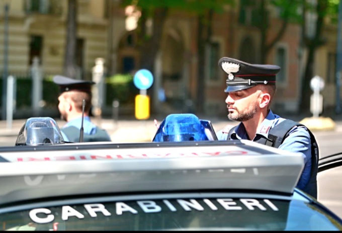 Rompe il vetro di una Land Rover per rubare oggetti di valore: denunciato un 46enne