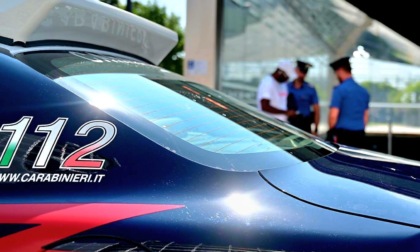 Rompe il vetro di un’auto e ruba gli oggetti al suo interno: in manette un 38enne