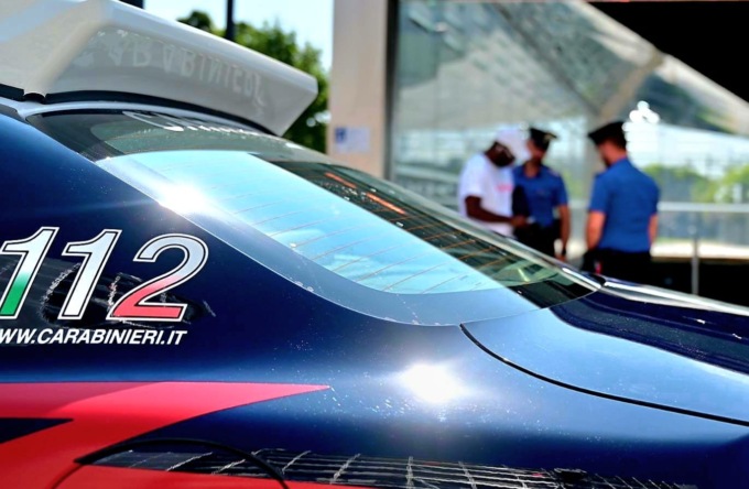 Rompe il vetro di un’auto e ruba gli oggetti al suo interno: in manette un 38enne