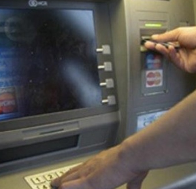 Ruba carta di credito e si reca al bancomat per prelevare: denunciato per ricettazione