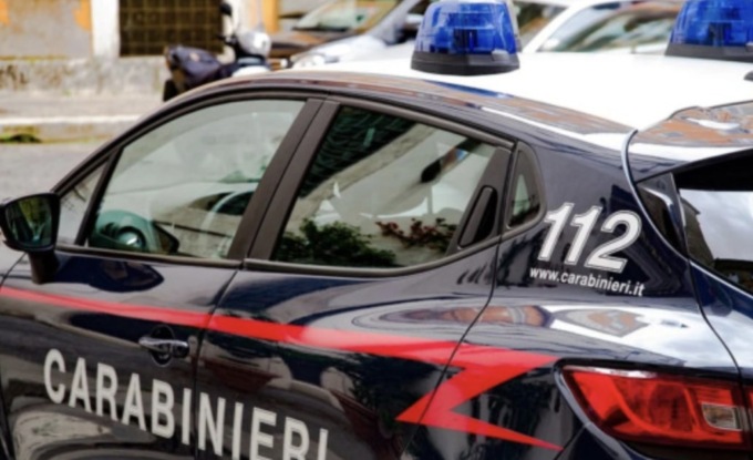 Ruba denaro dal portafogli lasciato incustodito in un’auto: 54enne arrestato in flagranza