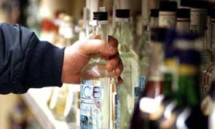 Ruba gli alcolici che avrebbe dovuto consegnare al bar e li passa ad un ristorante: denunciato