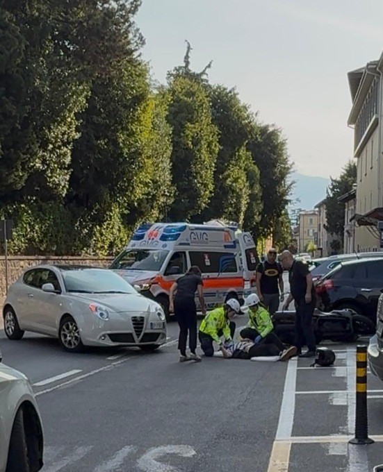 Scontro auto moto a Gardone Riviera