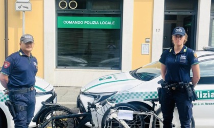Scoperto alla guida di un’auto rubata carica di biciclette: scatta la denuncia