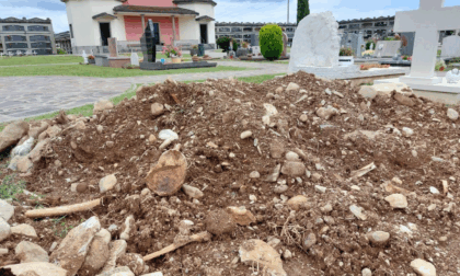 “Ossa umane in un cumulo di terra e sassi”: ma lo scavo è avvenuto all’interno del cimitero