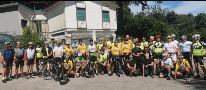“Che il vento ti sia lieve, amico”  In bici sulla Maddalena per spargere con i suoi cari le ceneri di Ruben