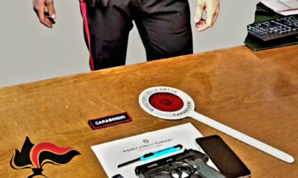 Si danno appuntamento online, minacciato con taglierino e pistola e rapinato del cellulare