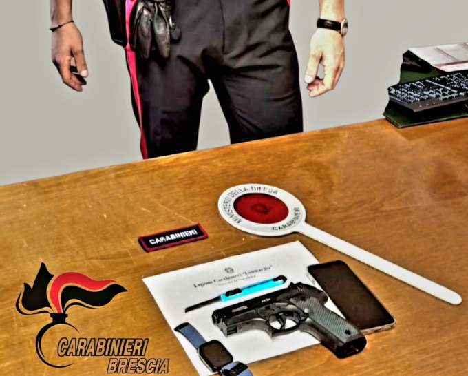 Si danno appuntamento online, minacciato con taglierino e pistola e rapinato del cellulare