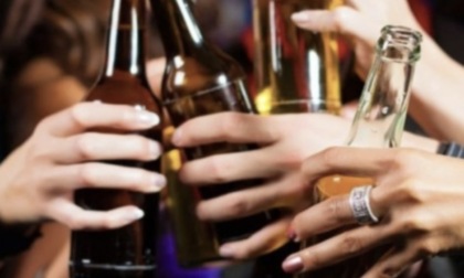 Si rifiuta di servire alcol ad un 27enne in evidente stato di alterazione: scoppia la lite al bar