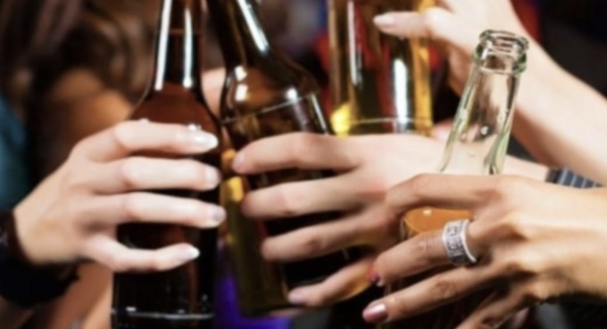 Si rifiuta di servire alcol ad un 27enne in evidente stato di alterazione: scoppia la lite al bar