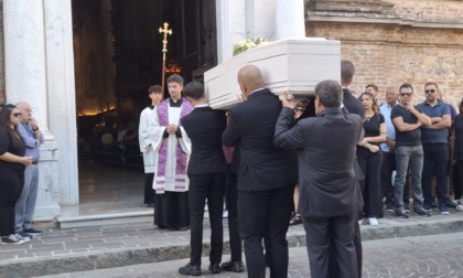 «Il tuo sorriso illumina il cielo»: l’ultimo saluto a Sofia Galante, travolta in Brebemi