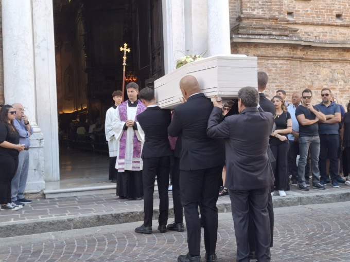 «Il tuo sorriso illumina il cielo»: l’ultimo saluto a Sofia Galante, travolta in Brebemi