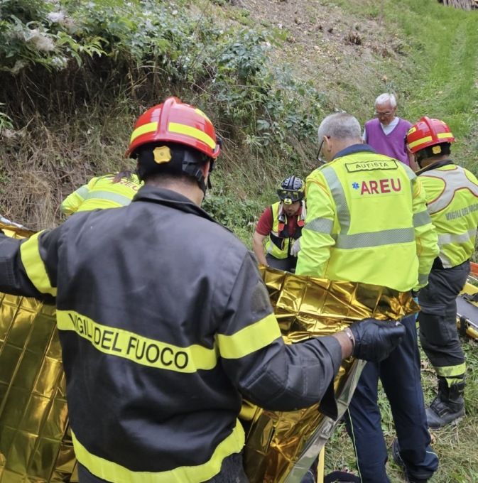 Va per funghi e scivola nel bosco: l’intervento dei Vigili del Fuoco