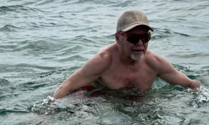 Vasco Rossi: auguri social di Ferragosto con la bottiglia decorata dal pittore rovatese Belotti