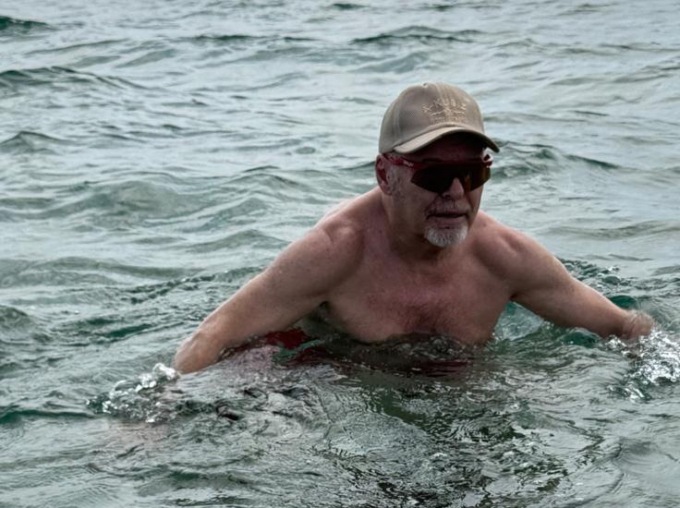 Vasco Rossi: auguri social di Ferragosto con la bottiglia decorata dal pittore rovatese Belotti