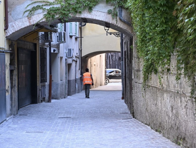 Vicolo Tre Archi: terminati i lavori di posa della pavimentazione di pregio