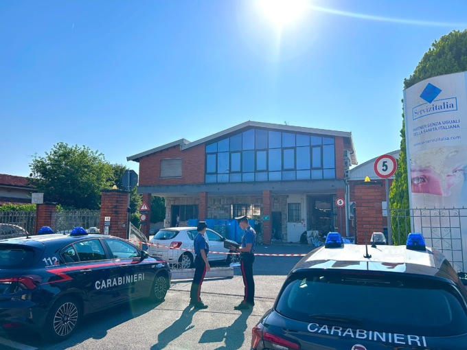 Sfonda il cancello di un’azienda con l’auto e ferisce una dipendente: tragedia sfiorata a Travagliato