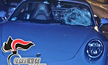 Finge di buttarsi contro le auto in corsa per una “sfida”, ma viene investito: 27enne in ospedale