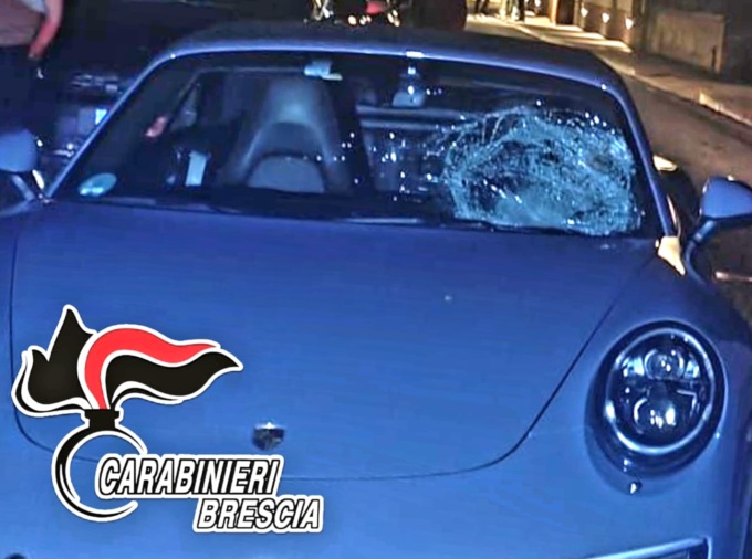 Finge di buttarsi contro le auto in corsa per una “sfida”, ma viene investito: 27enne in ospedale