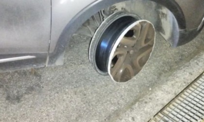 Al volante ubriaco e senza uno pneumatico: scatta la denuncia