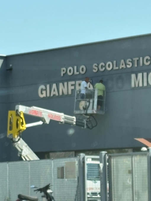 Rimosso il nome di Gianfranco Miglio dalla scuola di Adro