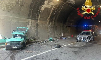 Schianto all’imbocco della galleria, due feriti gravi