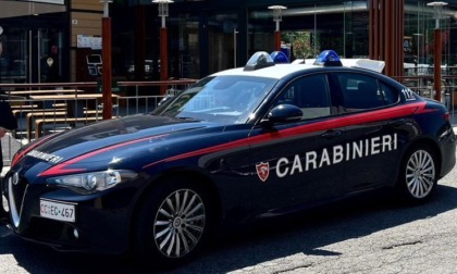 Rubano bicicletta da corsa sul lungolago: in manette un 37enne, denunciato il figlio 15enne