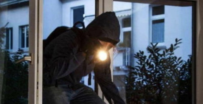 Si intrufola nell’abitazione e ruba pregiate bottiglie di vino: in manette un 26enne