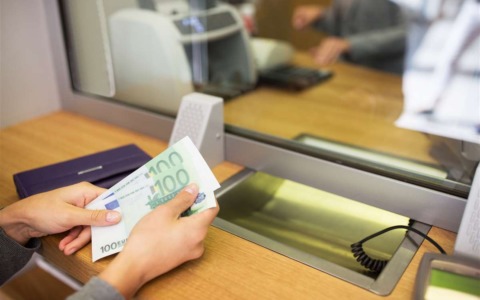 Lago di Garda Brescia e desertificazione bancaria: sportelli chiusi, disagi e truffe in aumento