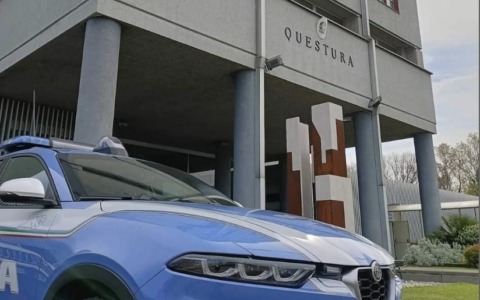 Aggredisce un uomo a bottigliate, minacciati gli agenti della Polizia