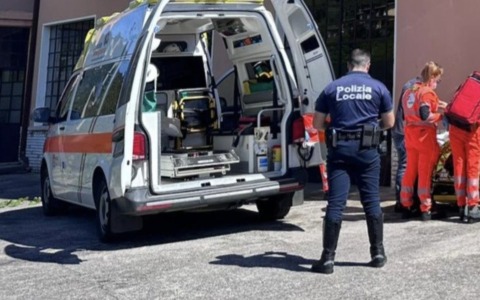 Anziana sola in casa cade, interviene la Polizia Locale