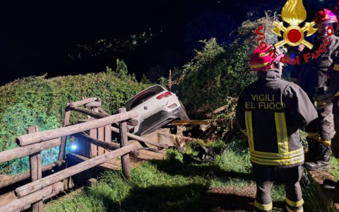 Auto finisce fuori strada: paura a Berzo Demo