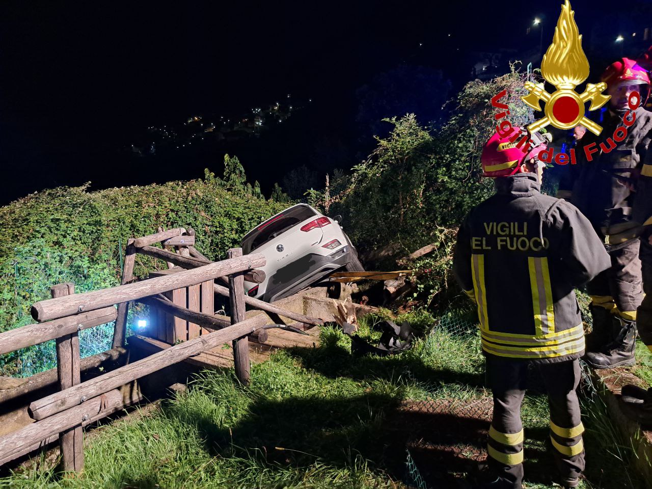 Auto finisce fuori strada: paura a Berzo Demo