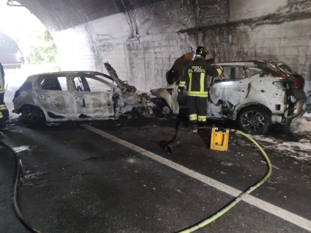 Auto in fiamme dopo lo scontro nella Galleria a Marone