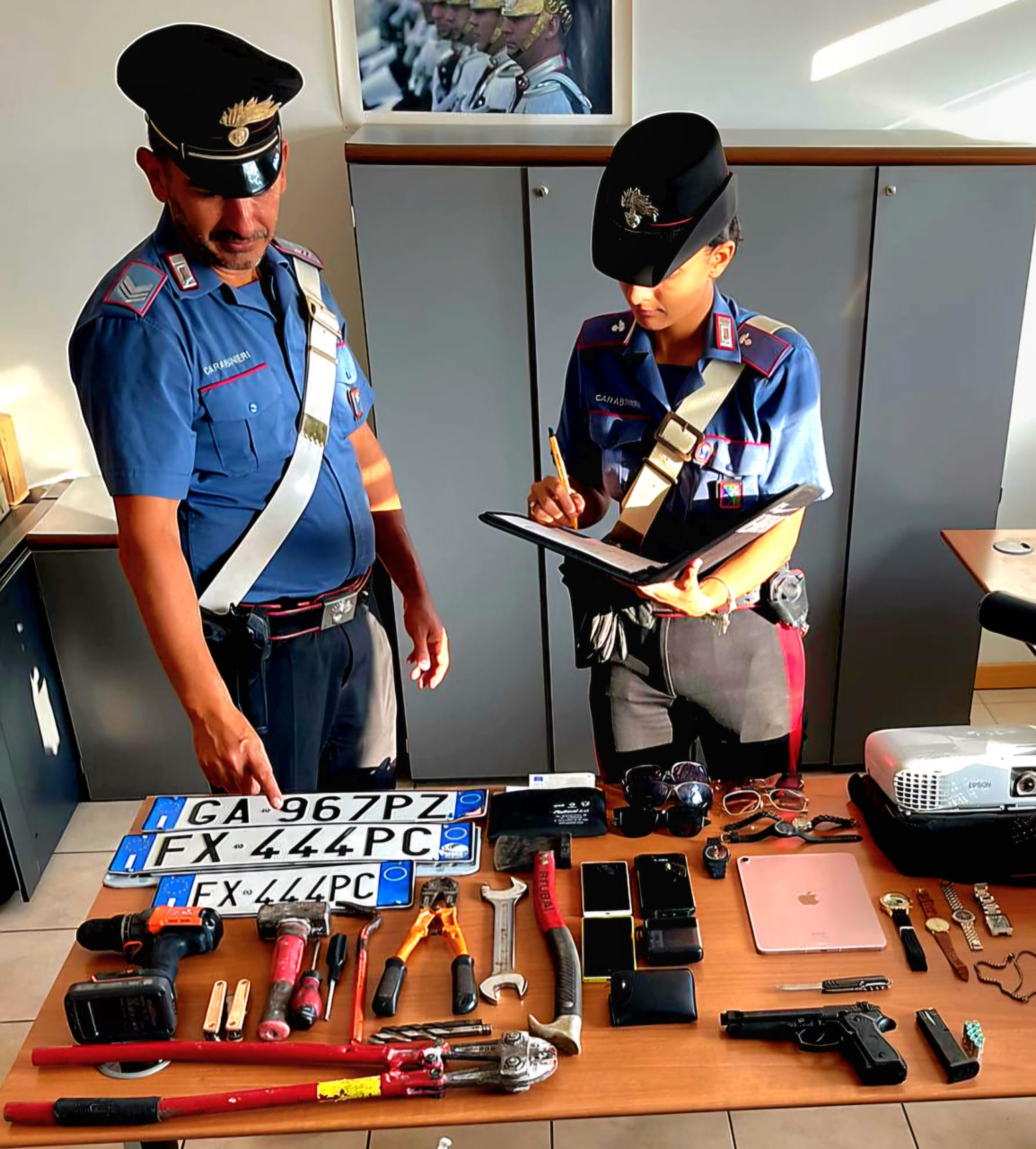 Auto rubate con all’interno arnesi da scasso: in cinque denunciati