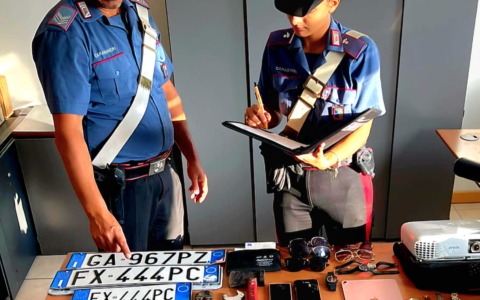 Auto rubate con all’interno arnesi da scasso: in cinque denunciati