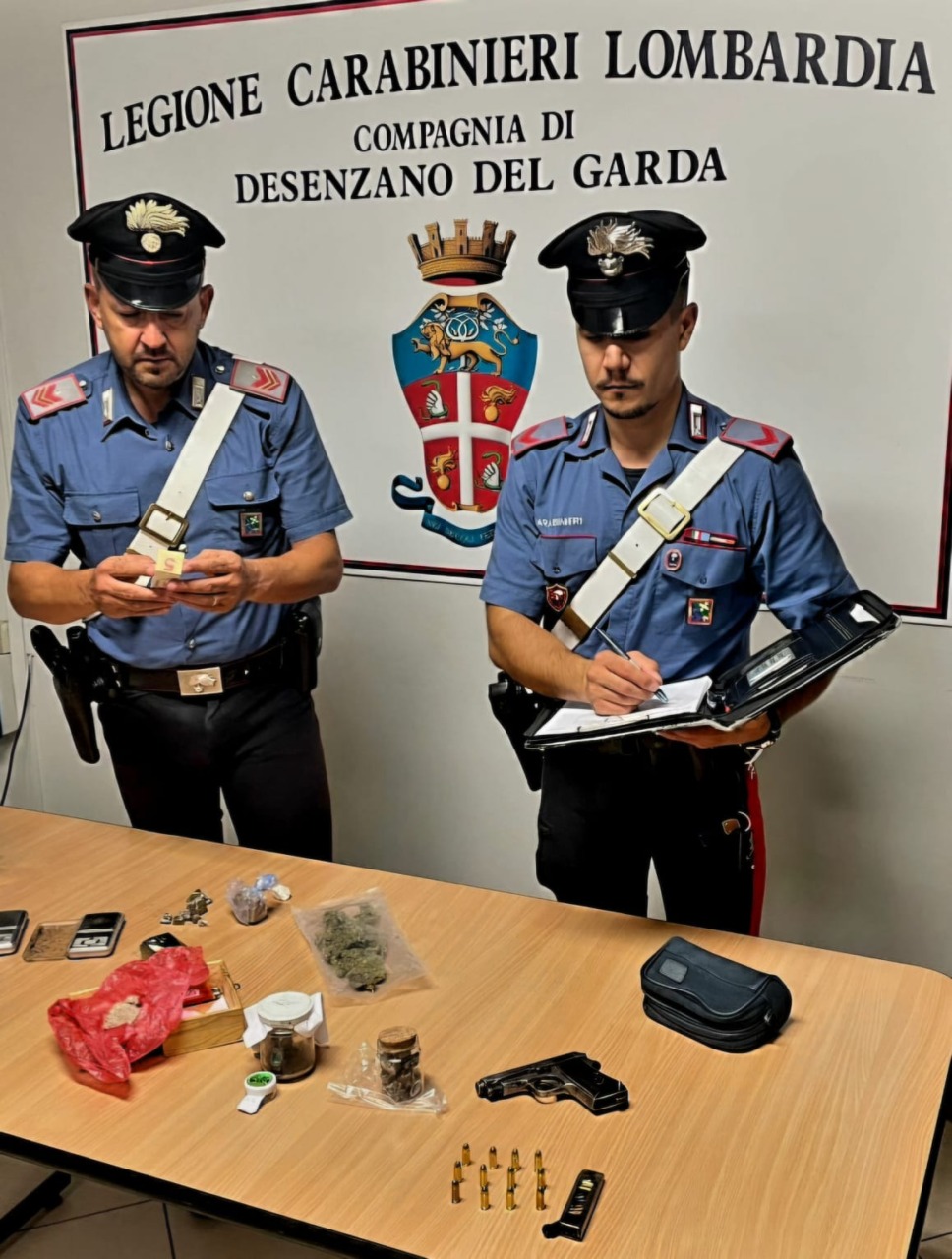 Beccato al casello di Desenzano con la droga nel borsello, trovate armi in casa