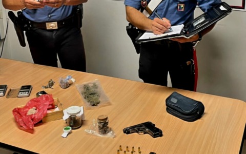 Beccato al casello di Desenzano con la droga nel borsello, trovate armi in casa
