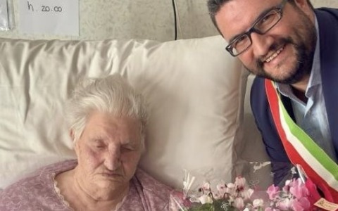 Compleanno speciale per la signora Domenica che spegna 101 candeline