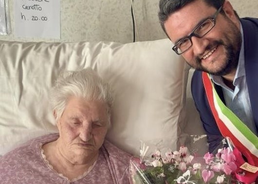 Compleanno speciale per la signora Domenica che spegna 101 candeline