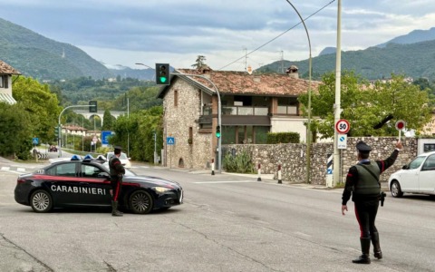 Controlli dei carabinieri a Salò: 68 persone identificate, 31 veicoli controllati, 9 le sanzioni