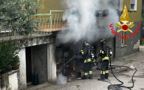 Fiamme in un garage a Pozzolengo: una persona coinvolta