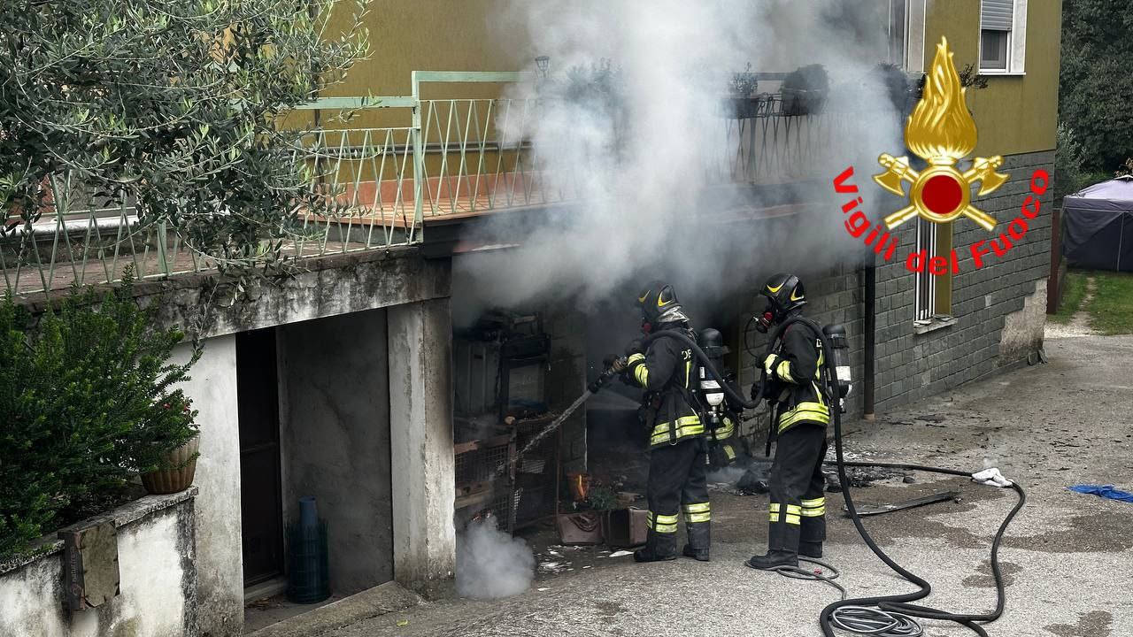 Fiamme in un garage a Pozzolengo: una persona coinvolta